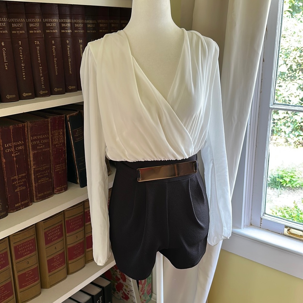 ⭐️ 3/$15 Women’s Long Sleeve Classic Dressy Black and White Romper Small Belted
